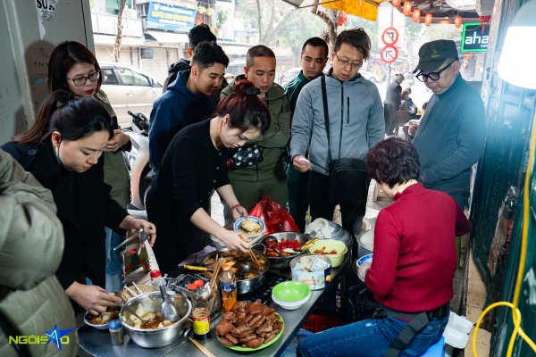 Khu vực Thanh Xuân – Hà Nội từ lâu đã nổi tiếng với nhịp sống tấp nập, đông dân cư, nhiều trường học và văn phòng. Đây cũng là “mảnh đất vàng” cho những ai đang muốn bán xôi sáng vỉa hè hay mở cửa hàng bán xôi truyền thống. Trong bài viết này, Xôi Đất Bắc sẽ chia sẻ kinh nghiệm thực tế từ người từng khởi nghiệp bằng một gánh xôi nhỏ tại quận Thanh Xuân, giờ đã có lượng khách đều đặn mỗi sáng.