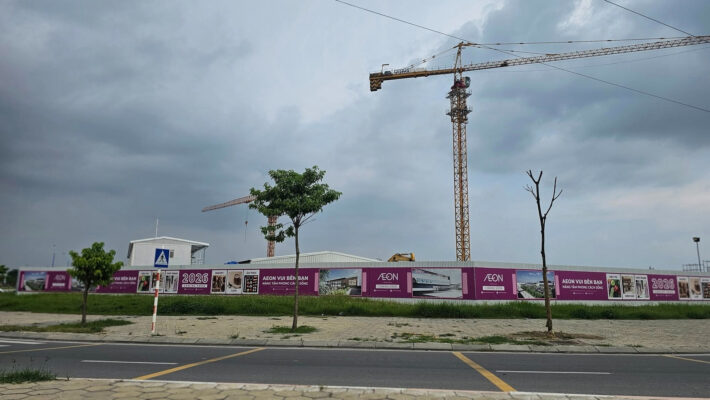 aeon mall, aeon mall hải phòng, trung tâm thương mại aeon, aeon mall lê chân, aeon mall thạch khôi, aeon mall hải dương, aeon mall phía tây, aeon mall hải phòng thứ 2, aeon mall 2026, aeon mall khai trương, trung tâm thương mại lớn, aeon mall miền bắc, siêu thị aeon mall, mua sắm aeon, aeon mall việt nam, aeon mall phát triển, aeon mall mở mới, aeon mall dự án mới, aeon mall sáp nhập, aeon mall phía bắc, aeon mall phía nam, aeon mall 2025, aeon mall gần nhất, aeon mall giải trí, khu mua sắm aeon, aeon mall hiện đại, hệ thống aeon, aeon retail, aeon japan, trung tâm aeon nhật, aeon việt nam, aeon mall food court, ẩm thực aeon mall, dịch vụ aeon, vui chơi aeon mall, tuyển dụng aeon mall, gian hàng aeon mall, khuyến mãi aeon mall, đầu tư aeon, hệ thống bán lẻ aeon, aeon mall đắt khách, aeon mall phía đông, aeon mall phía tây, aeon mall lớn nhất, aeon mall phát triển bền vững, khu giải trí aeon, mua sắm cuối tuần aeon, aeon mall tiện ích, aeon mall địa điểm đẹp, aeon mall ngoài trời, aeon mall trong nhà, aeon mall thu hút khách, aeon mall đồ gia dụng, thời trang aeon mall, điện máy aeon mall, phim aeon mall, aeon mall ngày lễ, aeon mall cuối tuần, aeon mall mở rộng, aeon mall miền trung, aeon mall miền tây, aeon mall dịch vụ đa dạng, aeon mall quy mô lớn, aeon mall 3.6ha, aeon mall 9.3ha, aeon mall 4000 tỷ, aeon mall 2020, aeon mall 2025, aeon mall 2026, aeon mall xây dựng mới, aeon mall tỉnh thành, aeon mall phía bắc việt nam, aeon mall vùng ven, aeon mall đô thị mới, aeon mall hấp dẫn, aeon mall tiện lợi, aeon mall siêu thị nhật, aeon mall kết hợp giải trí, aeon mall và xã hội, aeon mall thành phố hải phòng, aeon mall tăng trưởng, aeon mall mở rộng vùng, aeon mall trung tâm mới, aeon mall sát khu dân cư, aeon mall địa điểm thuận tiện, aeon mall cận kề cao tốc, aeon mall đường lớn, aeon mall đông khách, aeon mall khu vực sáp nhập, aeon mall phục vụ vùng mới, aeon mall khu vực phía tây hải phòng, aeon mall tích hợp siêu thị, aeon mall đại siêu thị, aeon mall vùng phát triển.