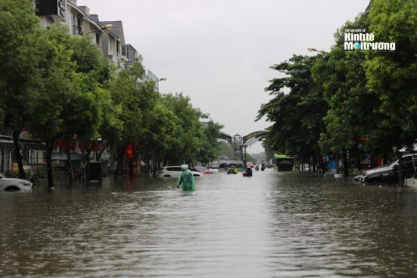 ngập úng Hà Nội 2025 bão số 5 so sánh lũ 2008 trận mưa lịch sử Hà Nội mưa lớn kéo dài mưa cực đoan biến đổi khí hậu thủ đô Hà Nội kẹt xe ngập nước giao thông tê liệt xe chết máy mưa 2008 Láng 989 mm trận ngập năm 2025 lượng mưa 400mm mưa tập trung mưa kéo dài hệ thống thoát nước Hà Nội trạm bơm Yên Sở hồ điều hòa Linh Đàm hồ Tây điều tiết san lấp ao hồ bê tông hóa đô thị ngập tầng hầm chung cư Nguyễn Xiển Tố Hữu Lê Văn Lương Đại lộ Thăng Long Mỹ Đình Hà Đông Cầu Giấy Thanh Xuân Hoàng Mai Hoàn Kiếm Long Biên Bắc Từ Liêm Nam Từ Liêm cảnh báo mưa bão ứng dụng cảnh báo SMS bản đồ ngập online xe ô tô chết máy xe máy hỏng hóc logistics Hà Nội đình trệ shipper thương mại điện tử gián đoạn chợ truyền thống ngập lụt phố cổ Hà Nội ô nhiễm môi trường sau ngập dịch bệnh sau mưa bão sốt xuất huyết tiêu chảy đau mắt đỏ lũ quét đô thị mưa kỷ lục Hà Nội mưa 7 ngày liên tục mưa 24h cực đoan áp thấp nhiệt đới 2008 gió mùa bão số 5 năm 2025 cảnh báo khí tượng đài khí tượng thủy văn công tác sơ tán cứu hộ ca nô cứu hộ quân đội tham gia công an cứu nạn di tản dân cư nhà ngập sâu 2 mét phố đi bộ Hồ Gươm biến thành sông chợ Đồng Xuân ngập nước trường học đóng cửa học online bệnh viện ngập nước Bạch Mai Việt Đức khẩn cấp mưa ngập khu công nghiệp Bắc Thăng Long Nam Thăng Long khu công nghiệp Quang Minh khu công nghiệp Thăng Long logistics đình trệ xe tải kẹt hàng hóa ứ đọng kho bãi ngập kho lạnh thiệt hại hàng hóa siêu thị lớn ngập Big C Vinmart Aeon Mall bão số 5 gây ngập diện rộng Hà Đông khu đô thị mới ngập hầm chung cư Keangnam Royal City Times City Vinhomes Smart City ngập ngắn hạn nước rút chậm trận lụt 2008 kéo dài 5 ngày trận ngập 2025 rút nhanh hơn hồ điều hòa phát huy tác dụng cống thoát nước tắc nghẽn rác thải che chắn miệng cống cây xanh gãy đổ ngập úng kèm gió bão tốc mái nhà ngập ngõ nhỏ khu dân cư người dân lội nước ngập sâu xe buýt dừng hoạt động taxi kẹt đường Grab không hoạt động ứng phó biến đổi khí hậu quy hoạch đô thị bền vững giải pháp lâu dài thoát nước Hà Nội giai đoạn 2 dự án thoát nước hàng nghìn tỷ hồ điều hòa nhân tạo máy bơm công suất lớn Yên Sở cải tạo cống ngầm kênh mương bị lấn chiếm kênh Tô Lịch kênh Kim Ngưu sông Nhuệ thoát nước chậm bồi lắng bùn cát xử lý nước thải ngập kỷ lục năm 2008 kinh nghiệm ứng phó năm 2025 người dân chủ động hơn sơ tán xe gửi bãi cao di chuyển đồ đạc lên tầng 2 dự trữ thực phẩm tích trữ nước sạch mua đồ khô đóng hộp điện bị cắt ngắt điện khu ngập úng cháy nổ do chập điện an toàn điện mùa mưa thiệt hại kinh tế hàng nghìn tỷ đồng ảnh hưởng an sinh xã hội an ninh trật tự sau mưa ngập tội phạm lợi dụng hỗ trợ người nghèo hộ gia đình khó khăn hỗ trợ khẩn cấp chính quyền tham gia khắc phục trung tâm cứu trợ người dân tự cứu trợ đoàn thiện nguyện tham gia tiếp tế mì tôm nước uống thuốc men dịch bệnh sau ngập lũ nguy cơ ô nhiễm nước mặt cá chết hồ ô nhiễm bốc mùi rác thải nổi khắp nơi vệ sinh môi trường Hà Nội sau bão số 5 năm 2025.