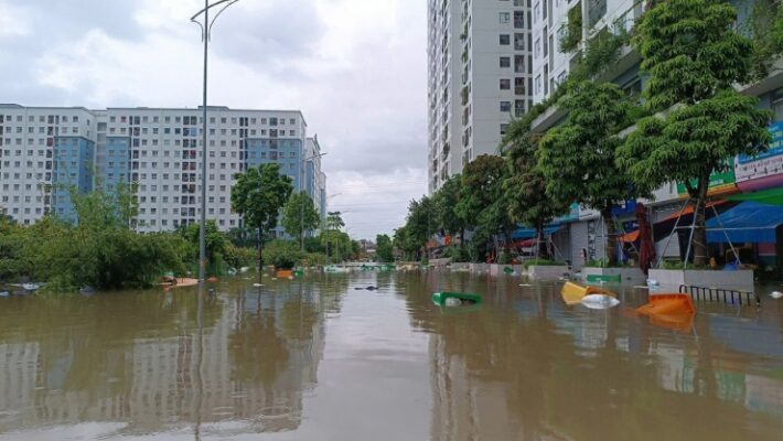 Các tuyến đường ngập úng nghiêm trọng Theo Công ty Thoát nước Hà Nội (Sở Xây dựng) và các báo chí chính thống, nhiều tuyến phố bị ngập sâu, khiến phương tiện di chuyển gặp khó khăn, thậm chí không thể qua được: Cao Bá Quát Ngã 4 Phan Bội Châu – Lý Thường Kiệt Tôn Đản Hoa Bằng (ngõ 99) Ngã ba Mỹ Đình – Thiên Hiền Đường Trần Bình (từ UBND phường Mai Dịch đến Bệnh viện 19/8) Võ Chí Công (Tòa nhà UDIC) Yên Duyên (đường Vành đai 3) Hoàng Mai (từ ngõ 169 đến đường vào UBND phường Hoàng Văn Thụ) Phố Nguyễn Chính (từ ngõ 74 đến cống hóa mương Tân Mai) Đường 2,5 Đền Lừ (cạnh hồ Đền Lừ) Ngõ 165 Thái Hà Chợ Xanh Thành Công Gầm chui xe lửa phố Thiên Đức Tố Hữu (từ Lương Thế Vinh đến Trung Văn) Nguyễn Trãi (Trường ĐH Khoa học và Nhân văn, làn xe buýt bên chẵn) Đỗ Đức Dục (đường vào Miếu Đầm) Quan Nhân Các hầm chui trên Đại lộ Thăng Long (hầm số 3, số 5, số 6 và Km9+656) Khu Tổng cục V – Bộ Công An, Nguyễn Xiển, Triều Khúc, Ngọc Hồi Lê Lợi – Trần Hưng Đạo (khu vực chợ Hà Đông) Quang Trung (tại các vị trí: ngã ba Phan Đình Giót – Lê Trọng Tấn, trước Trường THPT Nguyễn Huệ, đối diện nhà ga La Khê) Ngõ 32 đường Cầu Diễn, ngập từ 40–50 cm, khiến giao thông bị tê liệt hoàn toàn Giang Văn Minh, ngập sâu biến thành “biển nước”, xe cộ chết máy, giao thông bị đình trệ