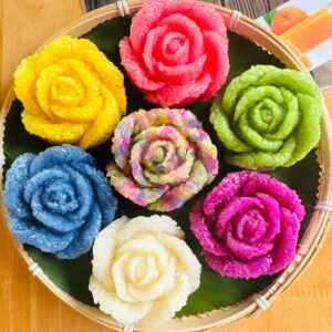 Nguồn Gốc Của Hạt Thóc Nếp Đầu Tiên Tại Việt Nam – Hành Trình Của Hạt Ngọc Trời Trong kho tàng văn hóa nông nghiệp Việt Nam, hạt thóc nếp được xem là tinh hoa của đất trời, là linh hồn của nền văn minh lúa nước kéo dài suốt hàng nghìn năm. Nhưng bạn có biết, hạt thóc nếp đầu tiên đã xuất hiện ở Việt Nam từ khi nào, và vì sao nó lại gắn bó sâu sắc đến vậy với con người Việt? 🌾 1. Dấu tích cổ xưa của hạt thóc nếp Việt Theo các phát hiện khảo cổ học, hạt thóc nếp cổ nhất ở Việt Nam được tìm thấy tại di chỉ Phùng Nguyên (Phú Thọ), có niên đại khoảng 4.000 năm trước Công nguyên. Những hạt thóc cháy đen được khai quật trong các lớp đất cổ cho thấy người Việt cổ đã biết trồng lúa nếp và lúa tẻ song song, với kỹ thuật canh tác thủ công nhưng tinh tế. Các nhà khảo cổ xác định, lúa nếp Việt Nam là một trong những giống lúa nếp cổ nhất Đông Nam Á, có nguồn gốc từ vùng trung du và đồng bằng Bắc Bộ, sau đó lan tỏa khắp lưu vực sông Hồng, sông Mã và sông Cả. 🏞️ 2. Hạt nếp – biểu tượng văn hóa và tâm linh người Việt Không chỉ là lương thực, hạt nếp còn mang ý nghĩa tâm linh sâu sắc. Từ thời vua Hùng dựng nước, người Việt đã dùng xôi nếp và bánh chưng, bánh giầy để dâng cúng trời đất và tổ tiên. Truyền thuyết Lang Liêu – người con trai thứ của vua Hùng – đã dùng gạo nếp làm bánh thể hiện lòng hiếu thảo, trở thành biểu tượng thiêng liêng của văn hóa Việt. Vì thế, hạt nếp không chỉ là thực phẩm nuôi sống con người, mà còn là hạt giống tinh thần, gắn với đạo lý “uống nước nhớ nguồn”. 🌿 3. Sự tiến hóa và lan tỏa của giống nếp Việt Trải qua hàng nghìn năm, người Việt đã lai tạo nên hàng trăm giống nếp quý, nổi bật như: Nếp cái hoa vàng (Hải Dương, Bắc Ninh) – nổi tiếng dẻo thơm, dùng làm xôi và rượu. Nếp nương Điện Biên, Sơn La – hạt tròn, thơm núi, được người Thái trân quý. Nếp Tú Lệ (Yên Bái) – thơm nức mùi cốm non, dẻo đặc trưng. Nếp ngỗng, nếp hương, nếp cẩm – những giống đặc sản tạo nên muôn hương vị của xôi Việt. Mỗi hạt nếp là một phần của câu chuyện vùng miền, của bản sắc văn hóa dân tộc. 🍚 4. Hạt nếp – từ ruộng đồng đến mâm cỗ Việt Ngày nay, dù xã hội hiện đại hơn, nhưng gạo nếp vẫn hiện diện trong mọi nghi lễ, giỗ Tết, cưới hỏi, thôi nôi, đầy tháng. Từ xôi gấc, xôi ngũ sắc, xôi khúc, xôi đậu xanh, xôi sen dừa… đến bánh chưng, bánh cốm, tất cả đều bắt đầu từ hạt nếp quê hương. Với người Việt, nếp không chỉ là hạt gạo, mà là ký ức, truyền thống và linh hồn của đất nước. 🌾 Xôi Đất Bắc – Tiếp Nối Hành Trình Hạt Nếp Việt Tự hào là thương hiệu mang sứ mệnh giữ gìn tinh hoa hạt nếp Bắc, Xôi Đất Bắc luôn chọn những giống nếp cái hoa vàng chuẩn Bắc Bộ, nấu theo phương pháp truyền thống, giữ trọn hương vị dẻo thơm – béo ngậy – thanh sạch. Mỗi hạt xôi là kết tinh của nghề cha ông, của văn hóa đất Bắc ngàn năm. Thông tin doanh nghiệp: Xôi Đất Bắc – Tinh Hoa Hạt Nếp Bắc 📍 Cơ sở 1: Số 61, ngõ 52, Mỹ Đình, Hà Nội 📍 Cơ sở 2: Ngõ 3, Nguyễn Văn Trỗi, Cẩm Phả, Quảng Ninh 📍 Cơ sở 3: Nham Cáp, Nam Sơn, Bắc Ninh 📞 Hotline: 0981 811 807 🔍 200 Từ khóa mở rộng cho SEO hạt thóc nếp đầu tiên, nguồn gốc hạt nếp việt nam, lịch sử lúa nếp, di chỉ phùng nguyên, lúa nếp cổ đại, hạt gạo nếp, nếp cái hoa vàng, nếp nương, nếp tú lệ, nếp cẩm, xôi đất bắc, tinh hoa hạt nếp bắc, xôi truyền thống, văn minh lúa nước, vua hùng, bánh chưng bánh giầy, văn hóa ẩm thực việt, hạt gạo linh thiêng, xôi cúng tổ tiên, xôi lễ tết, gạo nếp dẻo, cách chọn gạo nếp ngon, giống lúa nếp việt nam, hạt nếp quý, ruộng đồng bắc bộ, văn hóa lúa nước, nếp ngon miền bắc, xôi ngon hà nội, xôi phú thượng, nghề nấu xôi, nghề làm bánh khúc, đặc sản đất bắc, ẩm thực truyền thống, xôi cúng, xôi khúc, xôi gấc, xôi ngũ sắc, xôi đậu xanh, xôi sen dừa, bánh cốm, bánh phu thê, gạo nếp nấu xôi, cách nấu xôi ngon, gạo nếp chuẩn bắc, hạt nếp quê, gạo nếp nương, văn hóa ẩm thực bắc bộ, nghề xôi gia truyền, xôi ngon mỗi sáng, đặc sản hà nội, tinh hoa gạo việt, nếp hương, xôi ngon đất bắc, nguồn gốc lúa việt, gạo cổ việt nam, văn hóa thờ cúng, mâm cỗ truyền thống, nghề làm xôi cổ truyền, hạt gạo di sản, gạo nếp truyền thống, hạt ngọc trời, xôi ngon mỹ đình, cơ sở xôi đất bắc, đại lý xôi đất bắc, nếp thơm hà nội, gạo nếp chuẩn, tinh hoa hạt nếp, xôi truyền thống hà thành, xôi đất bắc mỹ đình, nghề truyền thống bắc bộ, đặc sản phú thọ, gạo nếp phú thọ, nguồn gốc hạt nếp, câu chuyện hạt nếp, xôi đất bắc uy tín, bán sỉ xôi hà nội, gạo nếp chất lượng cao, gạo nếp sạch, gạo nếp tự nhiên, gạo nếp hữu cơ, giống nếp cổ, nếp bắc nguyên bản, di sản nông nghiệp việt, văn hóa nếp việt, tinh túy ẩm thực, xôi lễ chạp, xôi thôi nôi, xôi cúng gia tiên, xôi truyền thống bắc, xôi đất bắc chính hiệu, xôi cúng đầy tháng, ẩm thực đất bắc, xôi dân gian, nghề làm xôi, xôi handmade, xôi sạch, hạt nếp quý việt nam, gạo nếp bản địa, nếp đồi, nếp núi, nếp đồng bằng, gạo nếp thơm, nếp ngon nhất, giống nếp cổ truyền, tinh hoa hạt nếp việt, văn hóa thóc nếp, ruộng nếp cổ, giống lúa đặc sản, ẩm thực tết cổ truyền, món ăn dân gian, di sản lúa nước, tinh thần người việt, xôi đất bắc tuyển đại lý, thương hiệu xôi nổi tiếng, xôi đất bắc top 1 hà nội, gạo nếp chuẩn quê, nếp bắc tinh túy, văn hóa nông nghiệp, lễ vật truyền thống, món ăn cúng giỗ, xôi ngon đất việt, xôi lễ hội, ẩm thực dân tộc, nghề xôi đất bắc, văn hóa dân gian, hạt nếp quê hương, lịch sử gạo nếp, lúa cổ việt, hạt nếp đầu tiên, nguồn cội lúa việt, xôi dân tộc việt, gạo nếp thuần chủng, giống nếp quý, xôi bắc ngon, món xôi ngon nhất, tinh hoa nếp, gạo nếp việt nam, nghề xôi truyền thống, gạo nếp dẻo thơm, gạo nếp đặc sản, văn hóa ẩm thực truyền thống, món ăn từ gạo nếp, xôi đất bắc – tinh hoa hạt nếp bắc.
